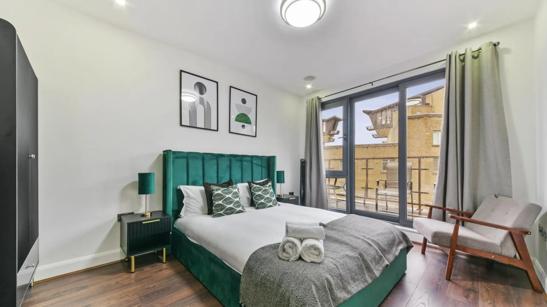 Large 2 Bed 2 Bath Flat With Patio, Canary Wharf Londen