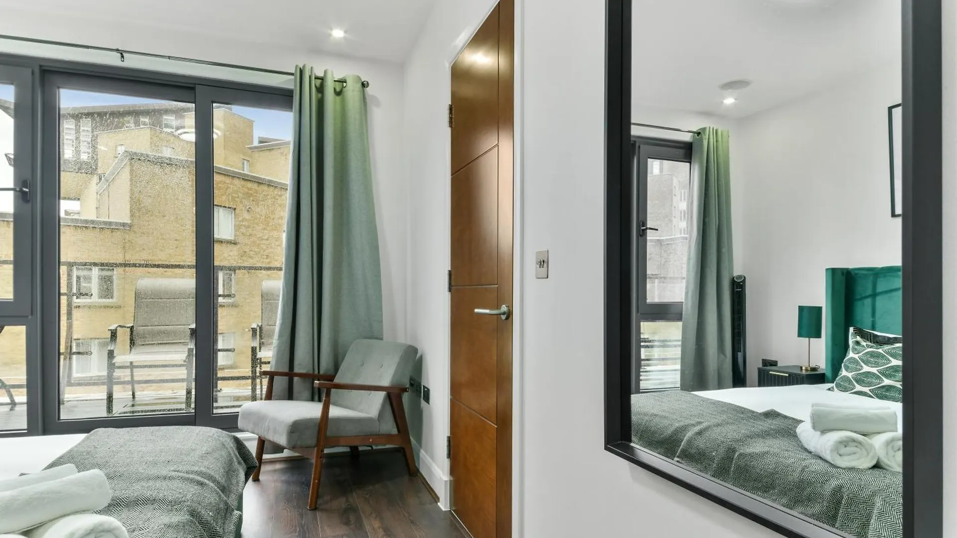 Large 2 Bed 2 Bath Flat With Patio, Canary Wharf Londen Appartement