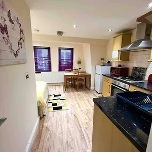 Cosy One Bedroom Flat In Apartment