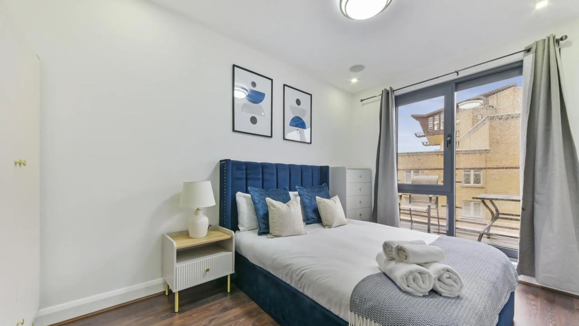 아파트 Large 2 Bed 2 Bath Flat With Patio, Canary Wharf 런던