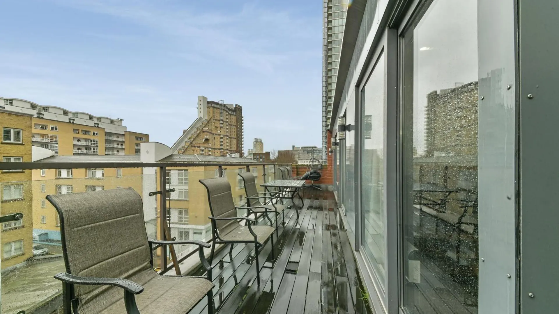 Large 2 Bed 2 Bath Flat With Patio, Canary Wharf 런던 영국
