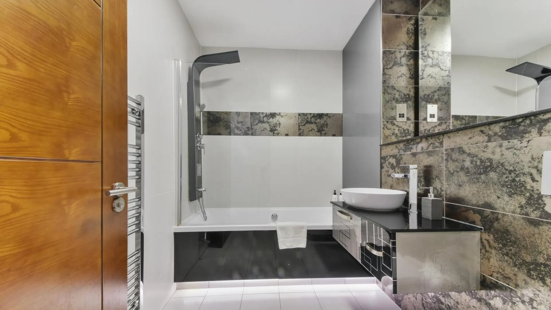 아파트 Large 2 Bed 2 Bath Flat With Patio, Canary Wharf 런던