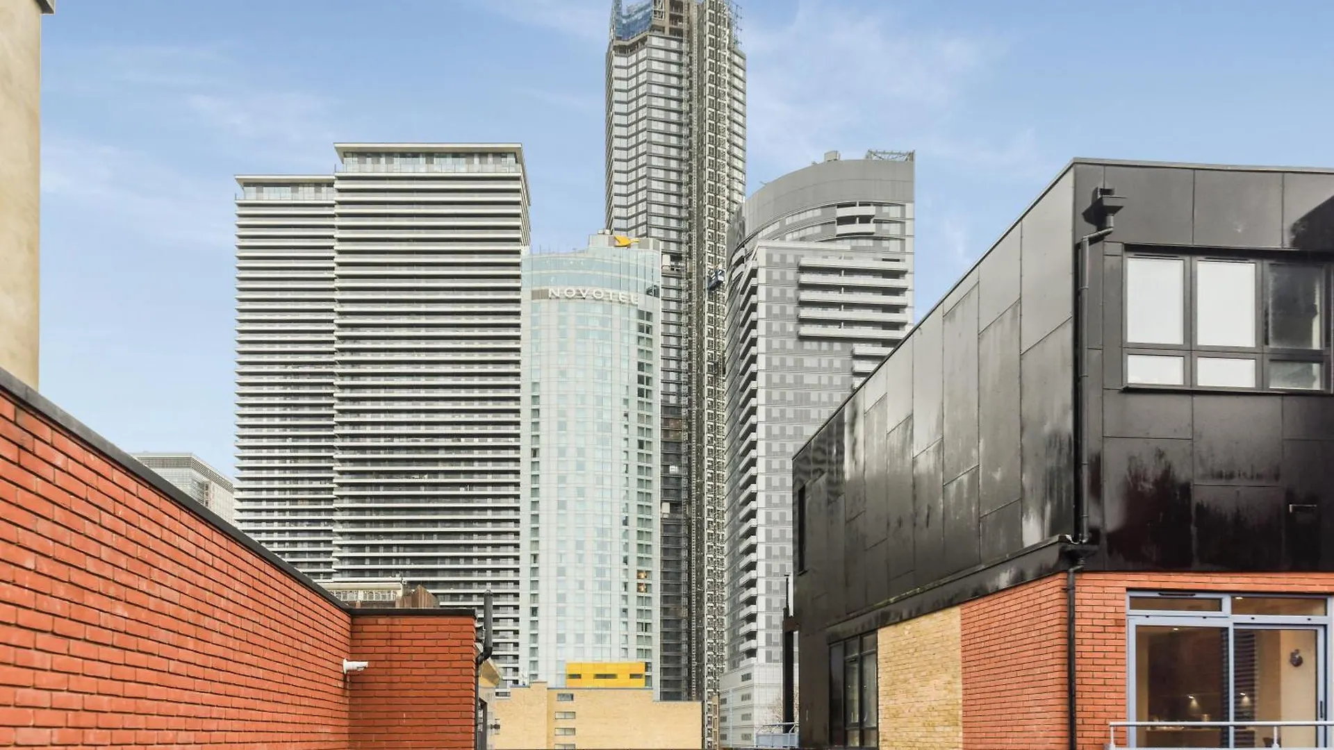 Large 2 Bed 2 Bath Flat With Patio, Canary Wharf 런던 0*,  영국