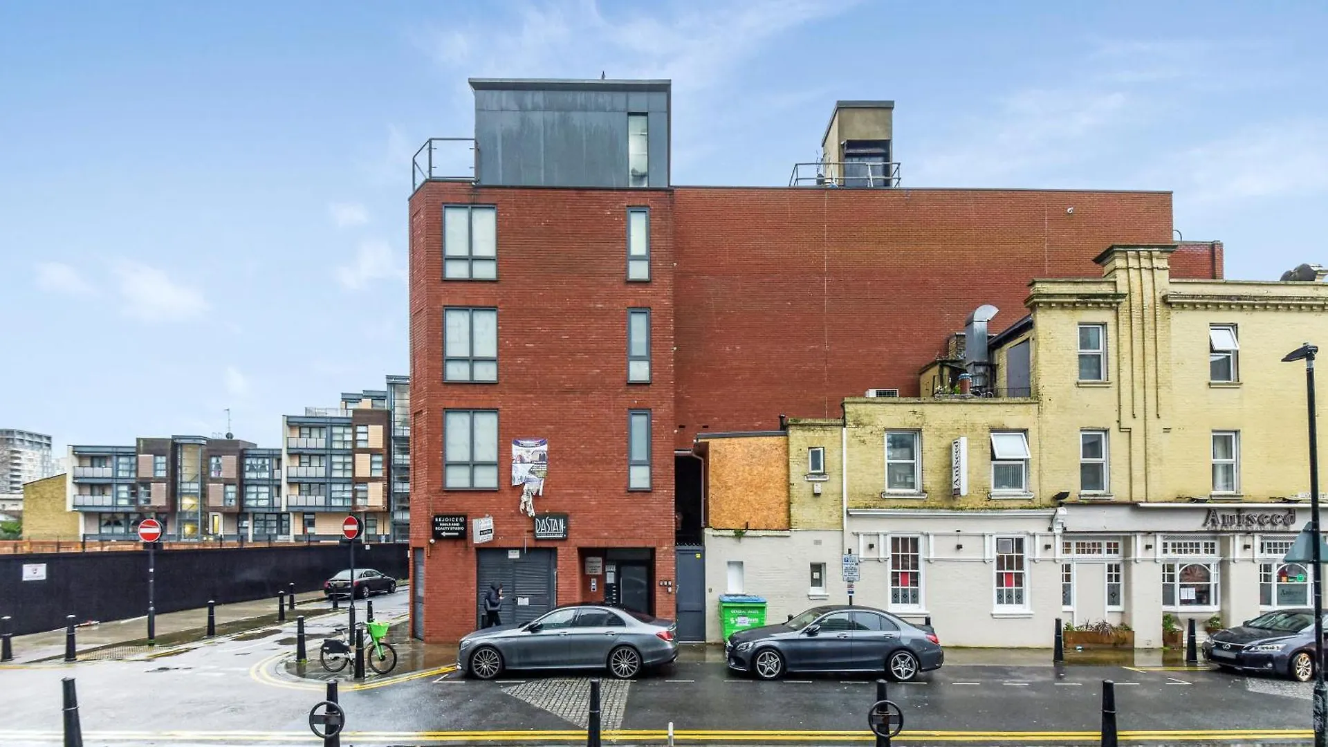 Large 2 Bed 2 Bath Flat With Patio, Canary Wharf 런던 아파트